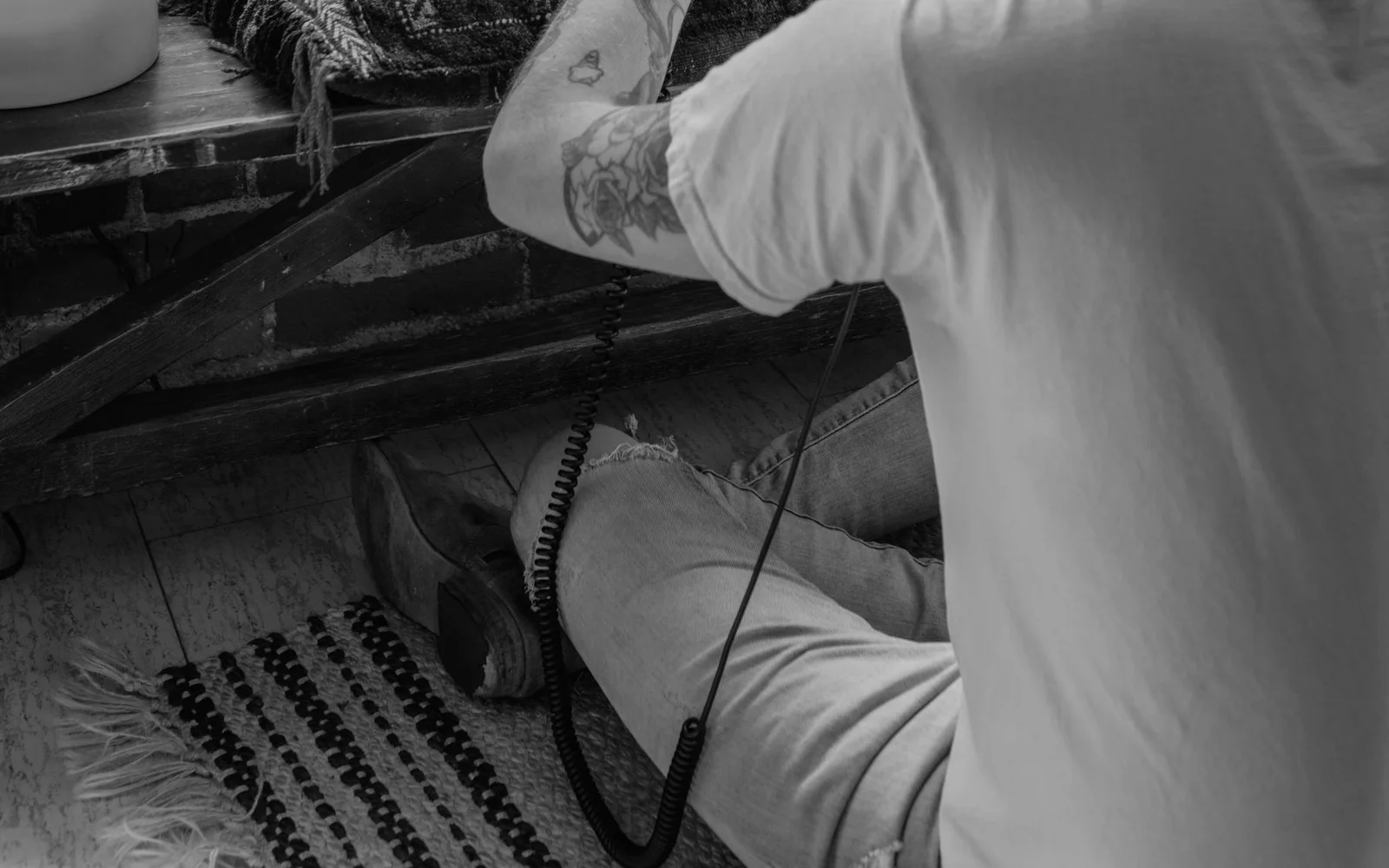 Un produttore musicale con le cuffie davanti a un laptop