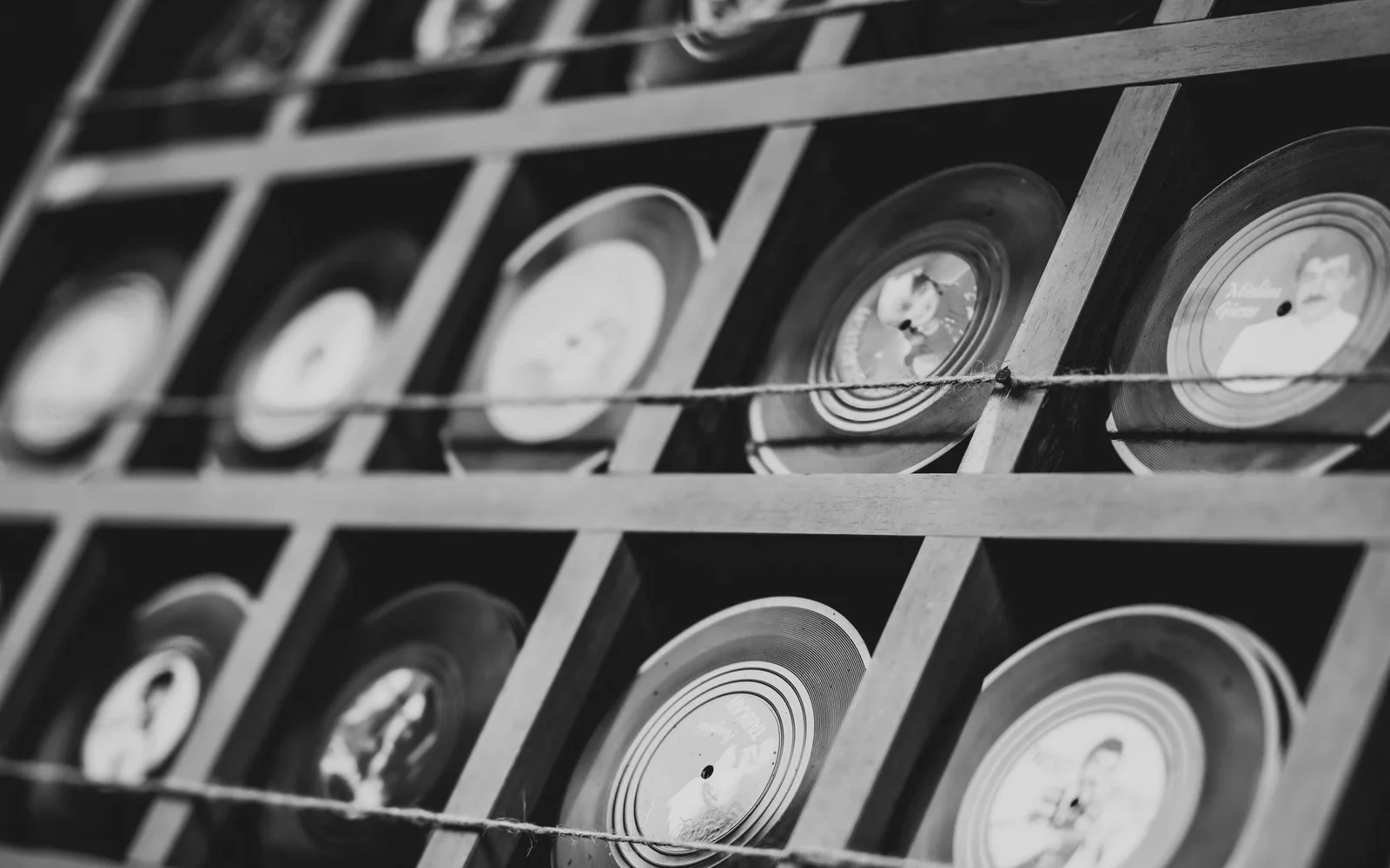 Discos de vinilo dispuestos en estanterías en una tienda de música