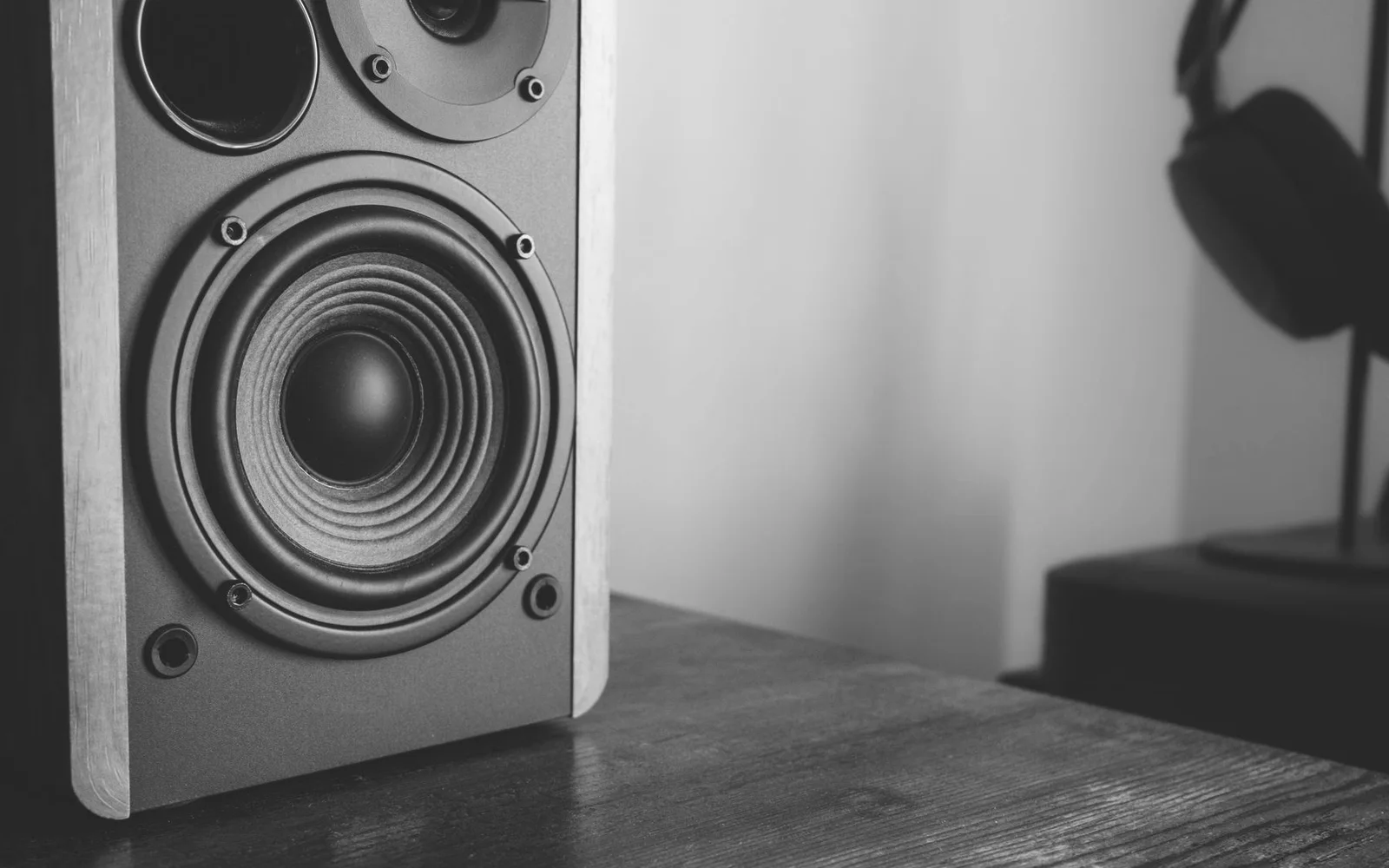 Un altavoz en un escritorio de escucha de madera