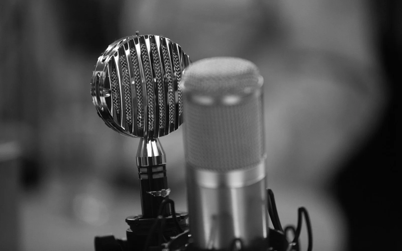 Dos micrófonos en un estudio de grabación