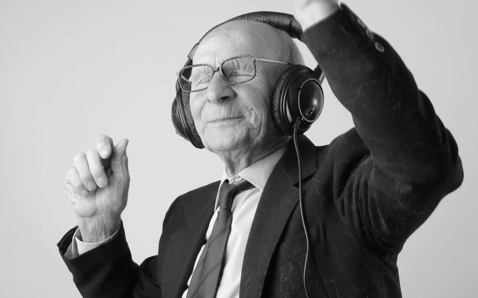 Un uomo che ascolta con cuffie over-ear