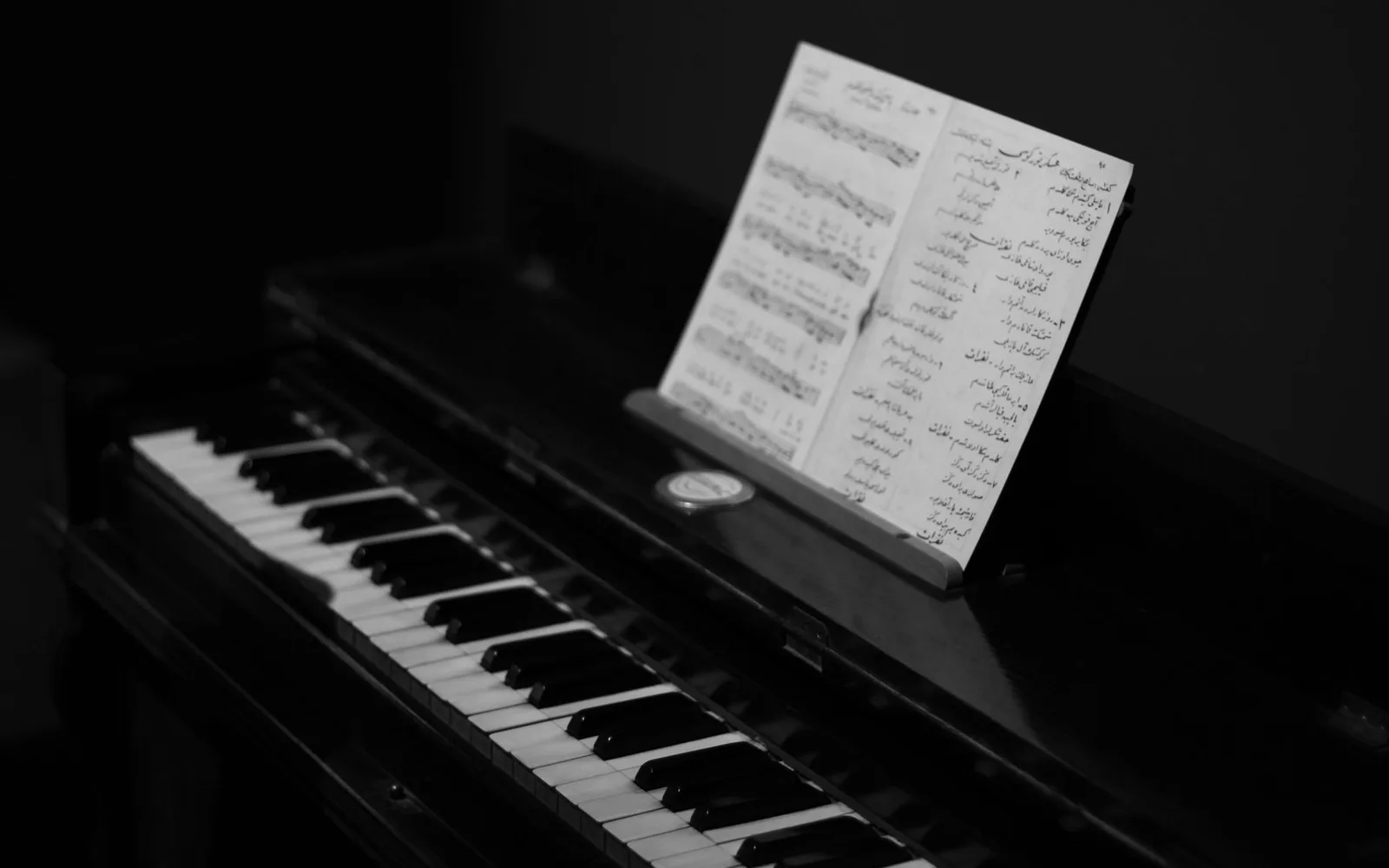 Un primo piano di un pianoforte vintage con spartiti, che ne evidenzia il fascino nostalgico