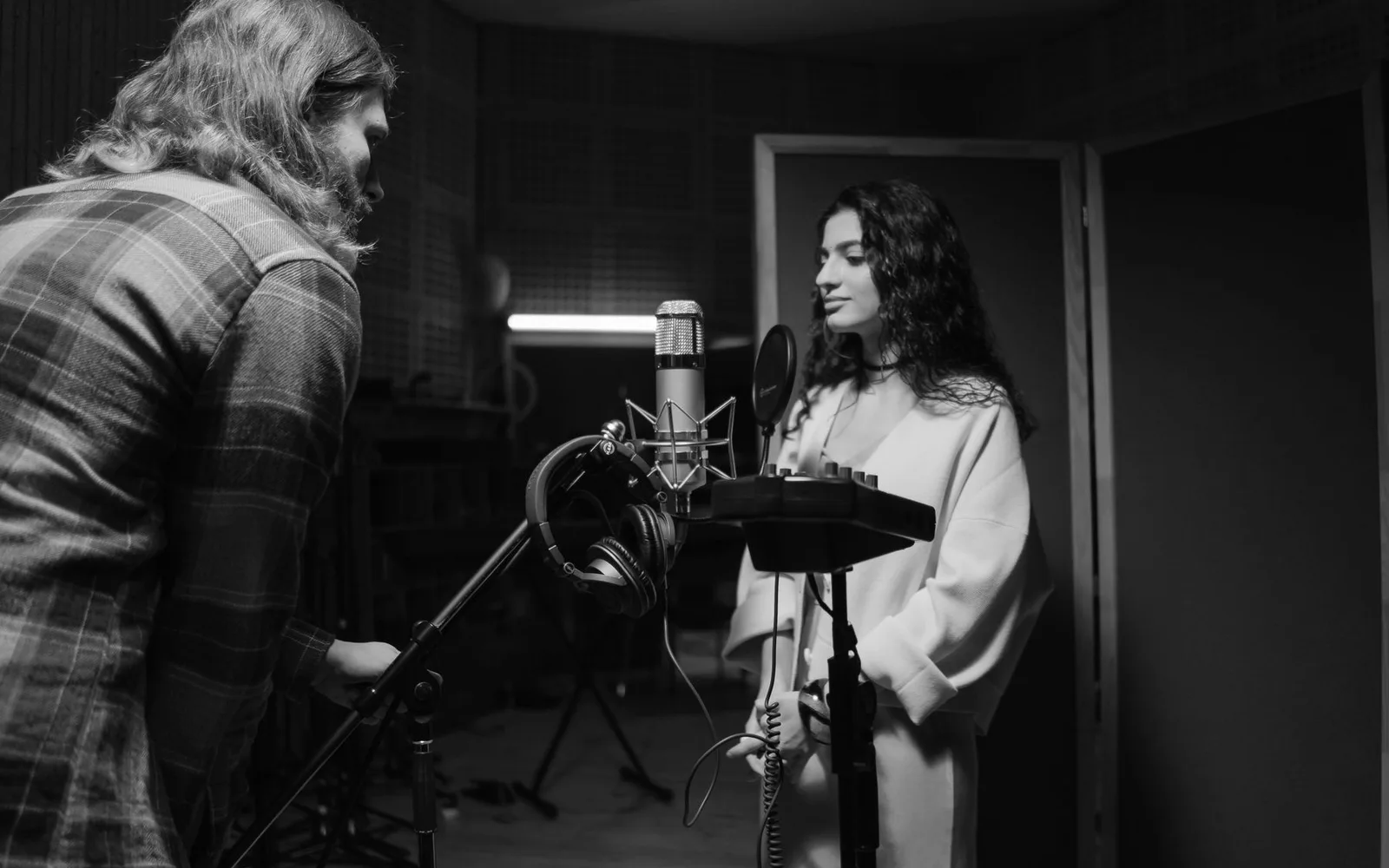Una donna che registra la voce in uno studio di musica professionale
