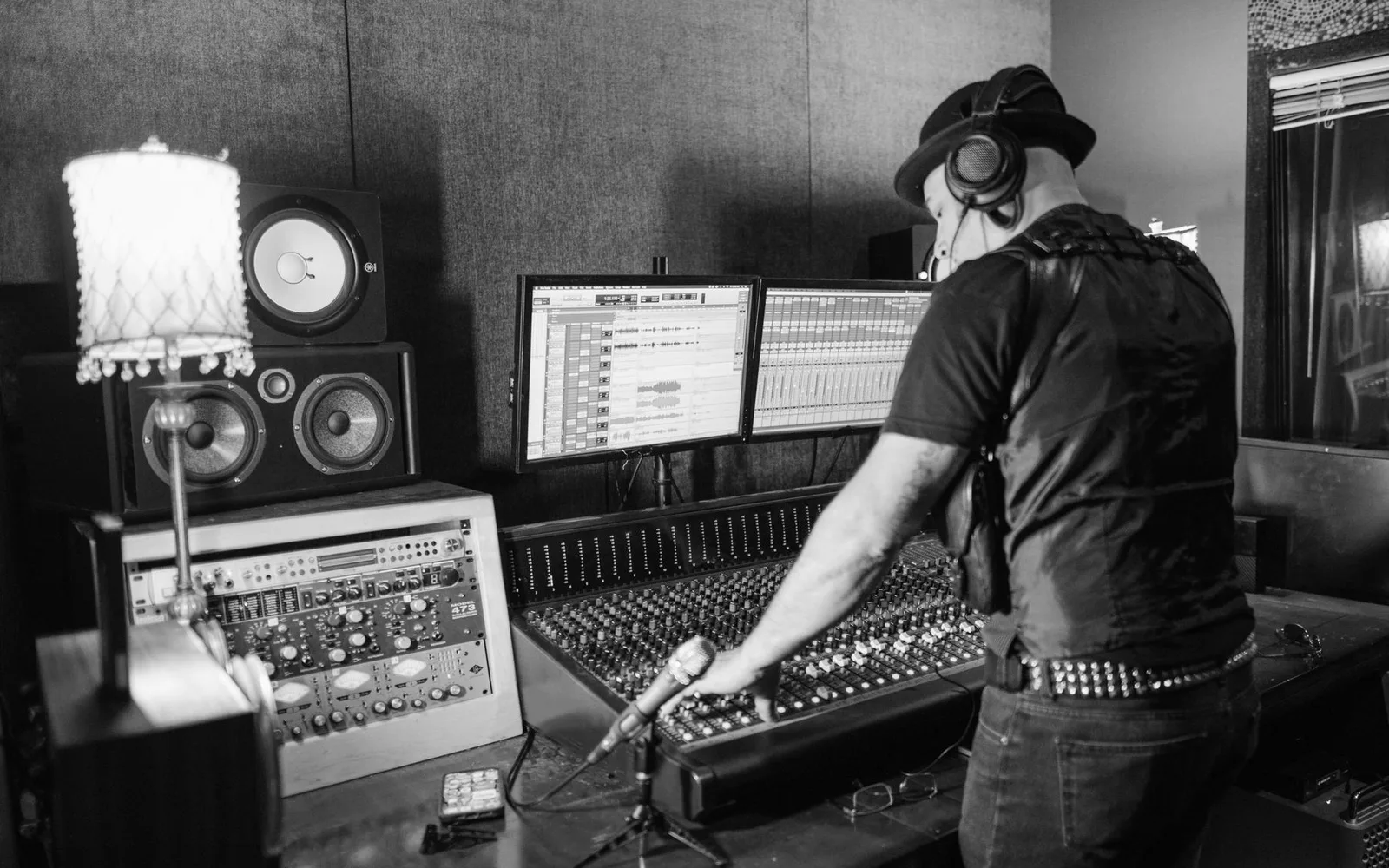 Un produttore musicale alla console di missaggio in uno studio di registrazione professionale