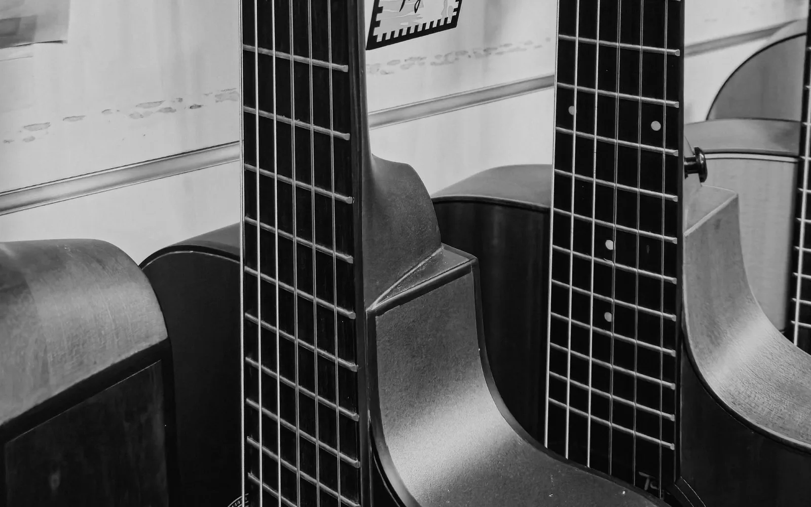 Meerdere klassieke gitaren tentoongesteld in een muziekwinkel, met verschillende houtafwerkingen en ingewikkelde details