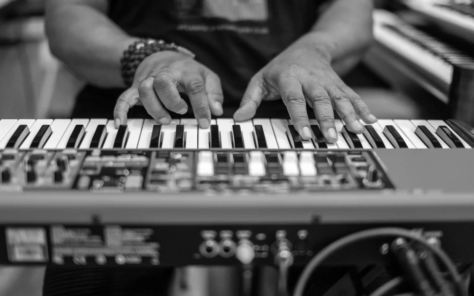 Ein Musiker spielt während einer Studiosession Keyboard