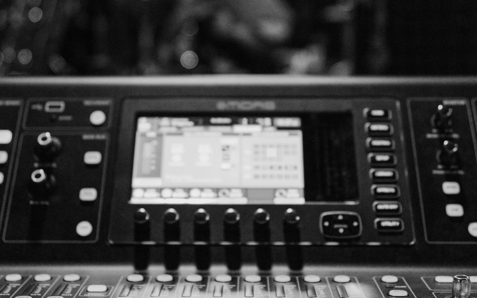 Fader und Regler an einem Audiomischpult in einem Tonstudio