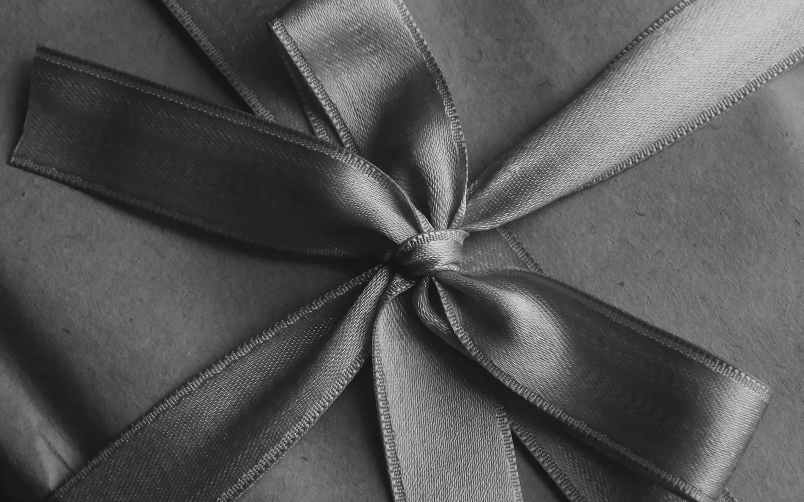 Ein in Papier eingepacktes und mit einem Satinband verschnürtes Geschenk
