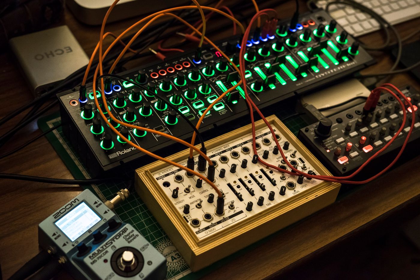 Synthesizer und beleuchtete Bedienelemente in einem Aufnahmestudio