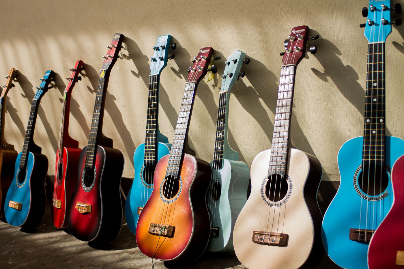 Eine Reihe akustischer Gitarren