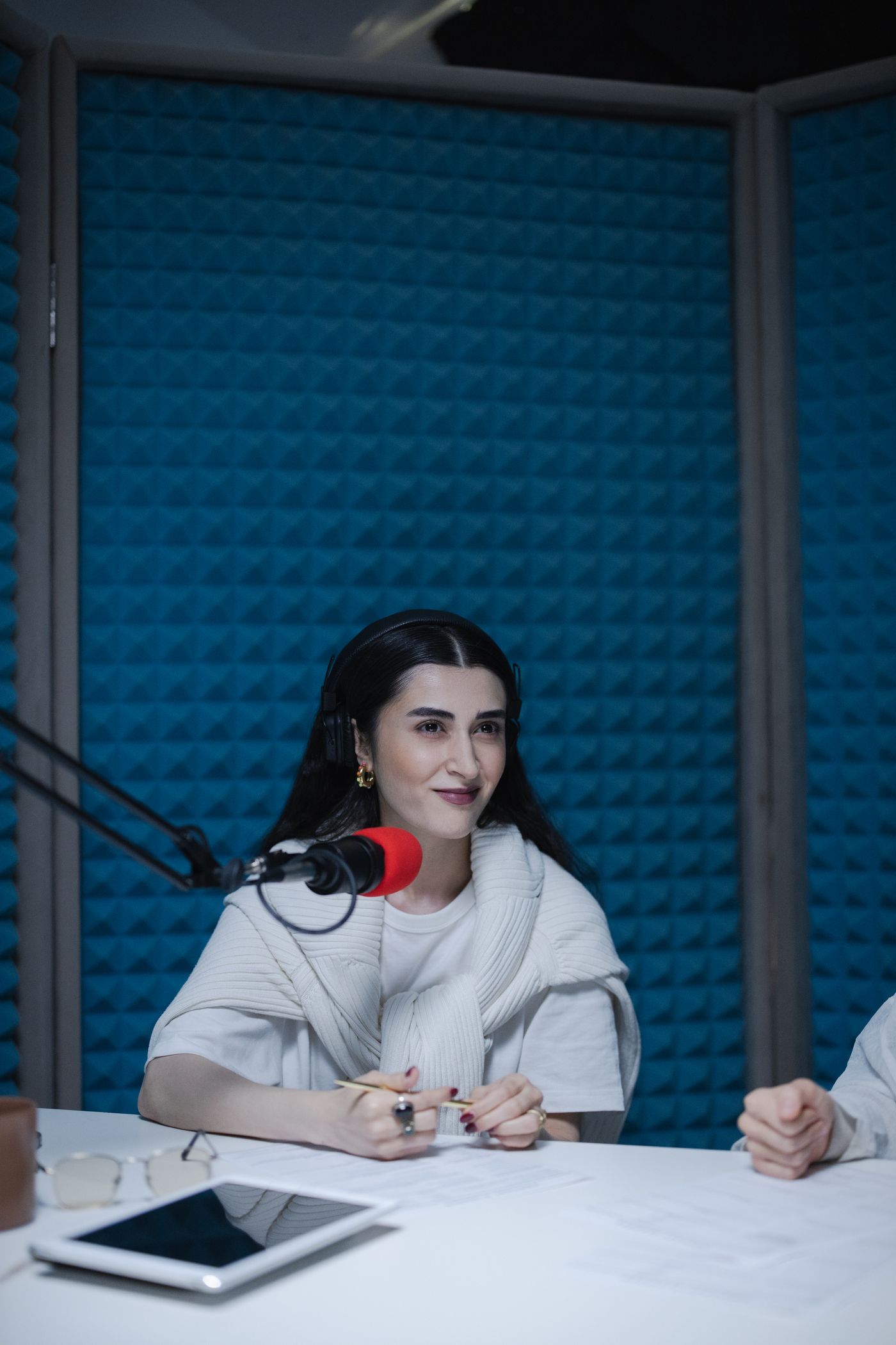 Eine Frau nimmt an einem Studiomikrofon auf