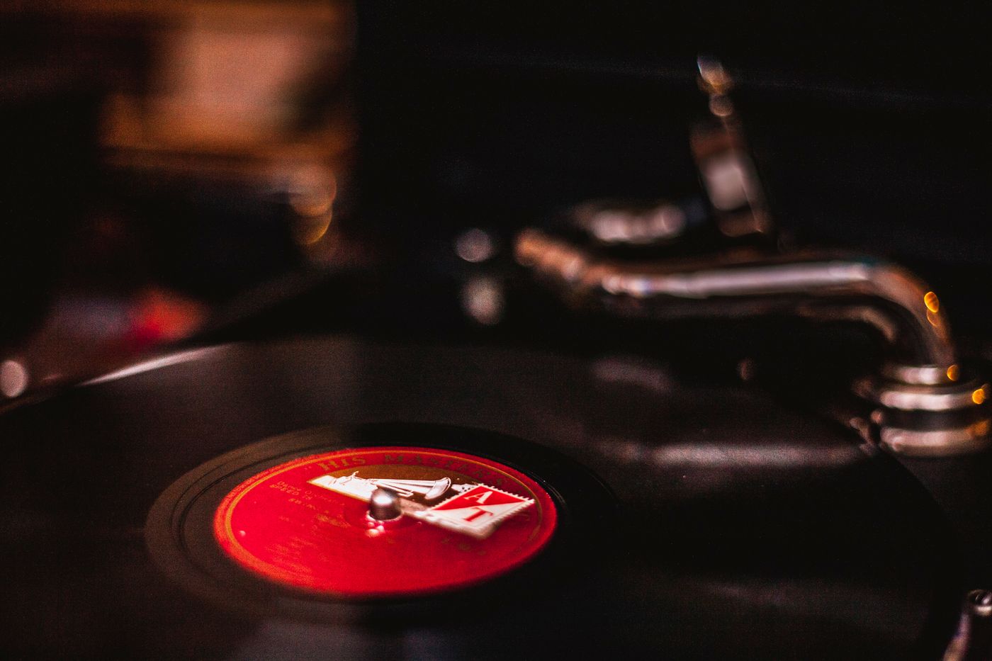 Ein Plattenspieler mit einer Vinylplatte