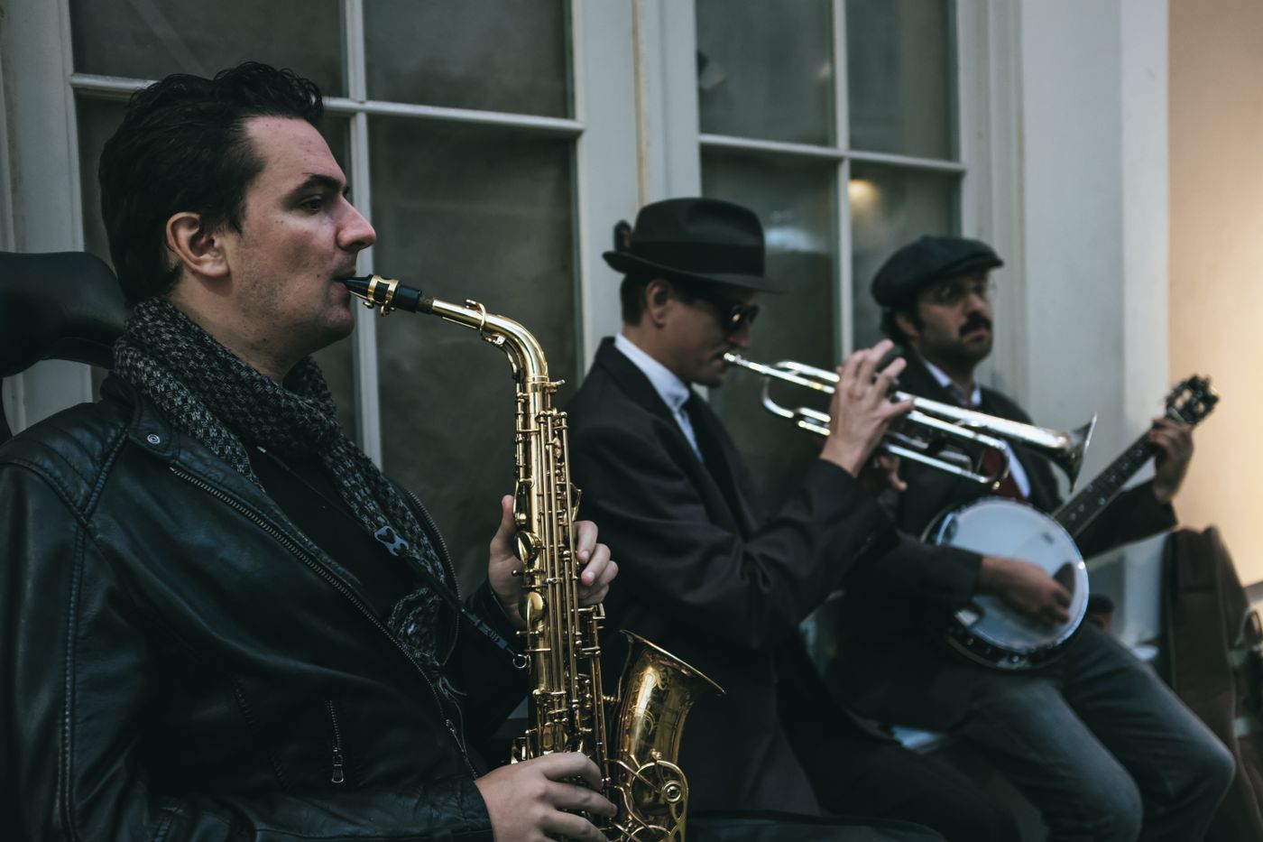Ein kleines Straßenensemble mit Saxophon, Trompete und Banjo