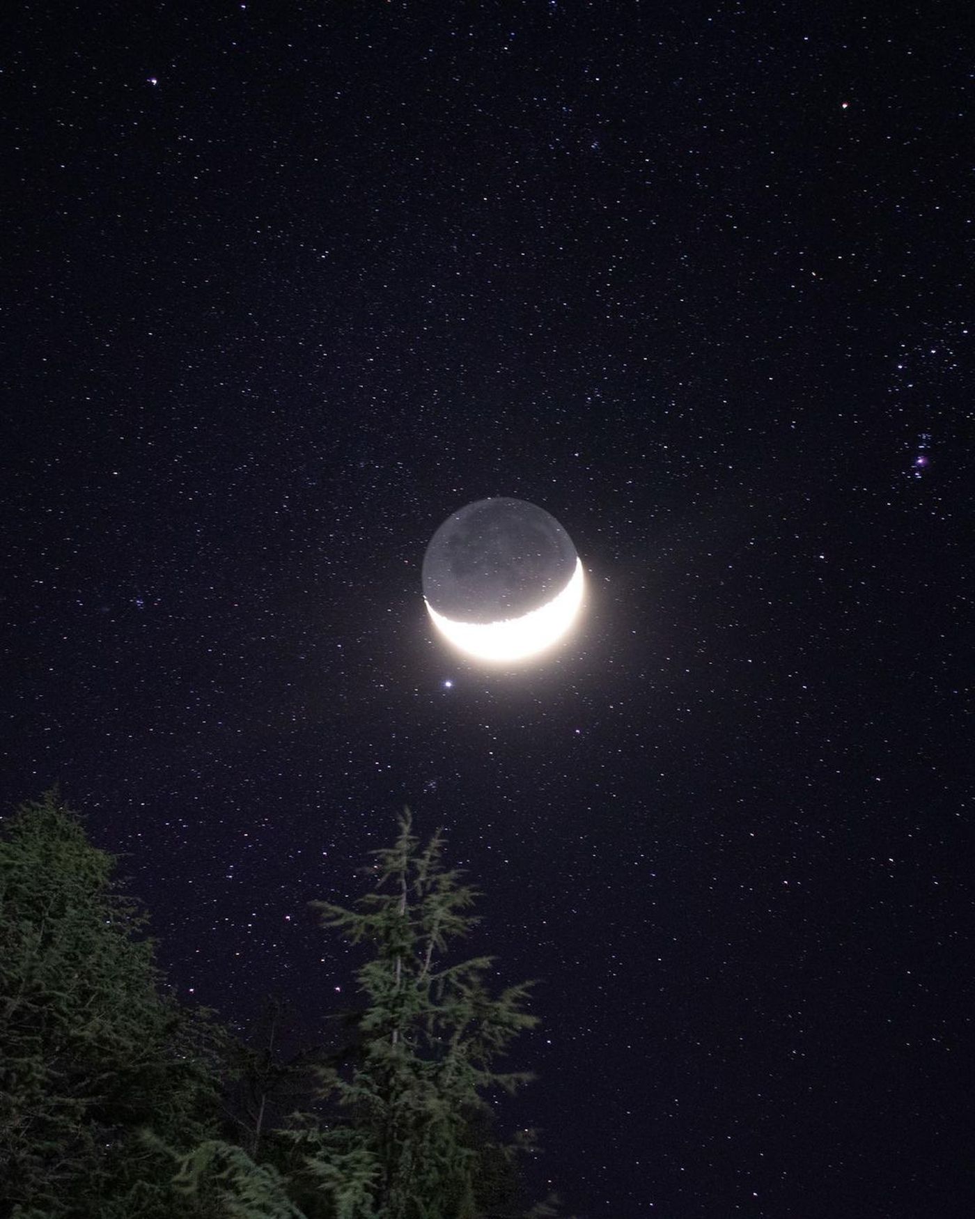 Der Mond und die Sterne am dunklen Himmel