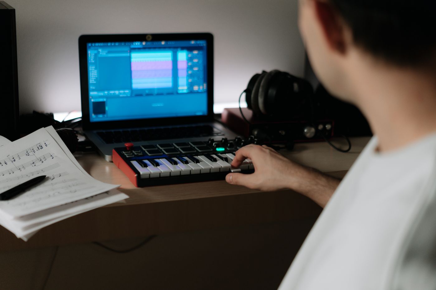 Hände an einem Synthesizer in einem Heimstudio-Setup