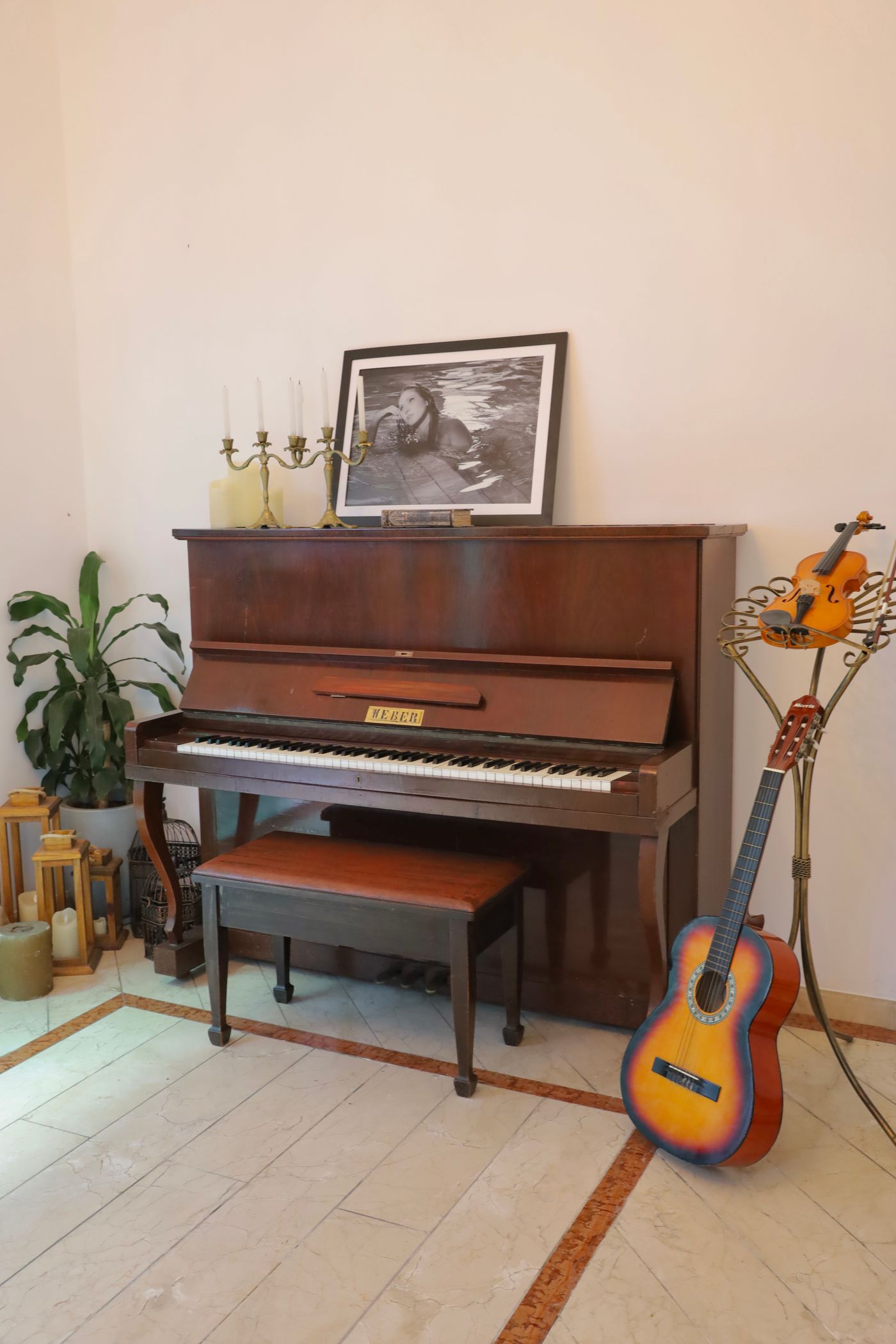 Ein Klavier und eine Akustikgitarre in einem ruhigen Raum