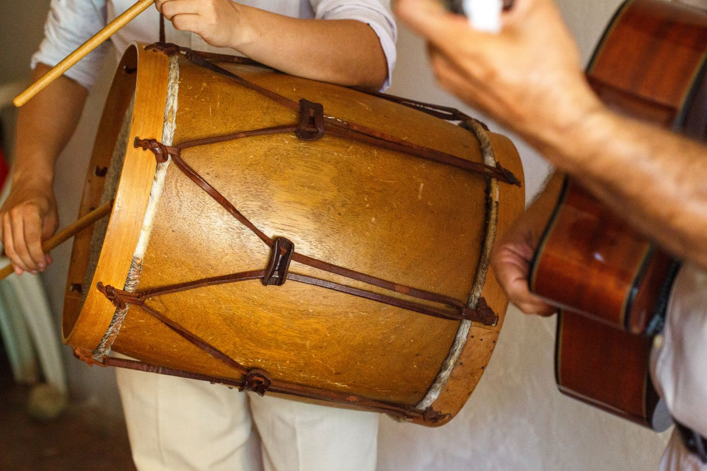 Musiker spielen Gitarre und eine Handtrommel