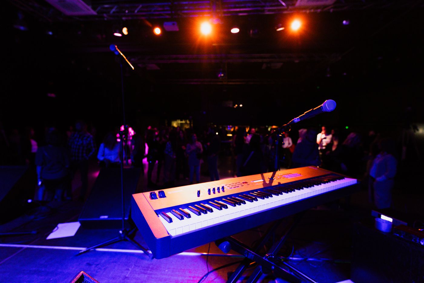 Ein Keyboard und ein Mikrofon auf einer Nachtclub-Bühne