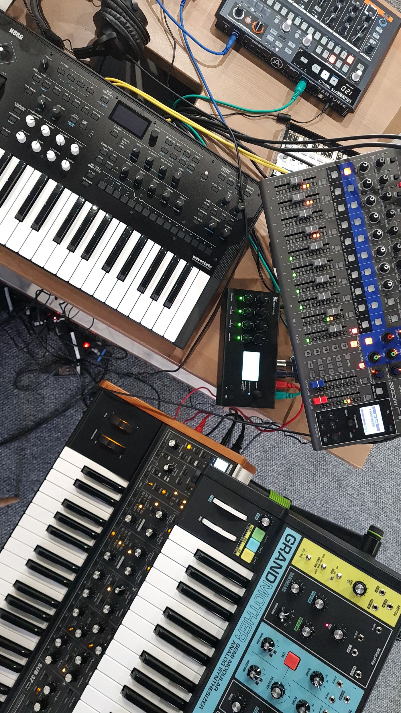 Elektronische Keyboards, Patchkabel und Produktionsausrüstung von oben gesehen