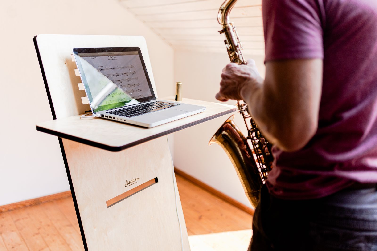 Ein Saxophonist, der neben einem Notenständer übt