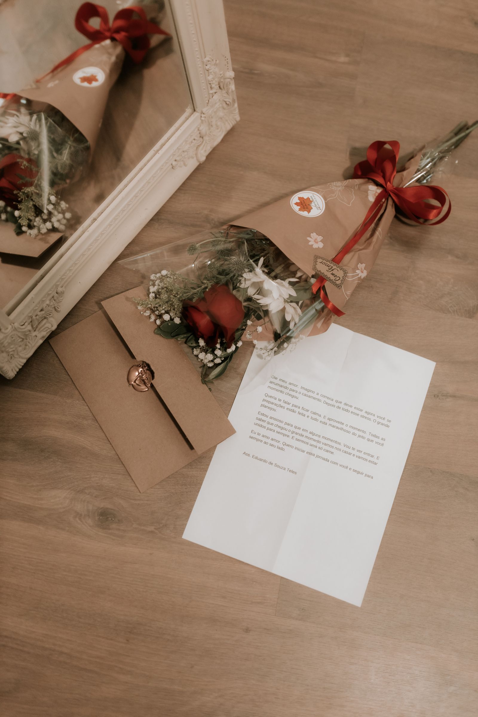 Un ramo de flores junto a un sobre y una carta